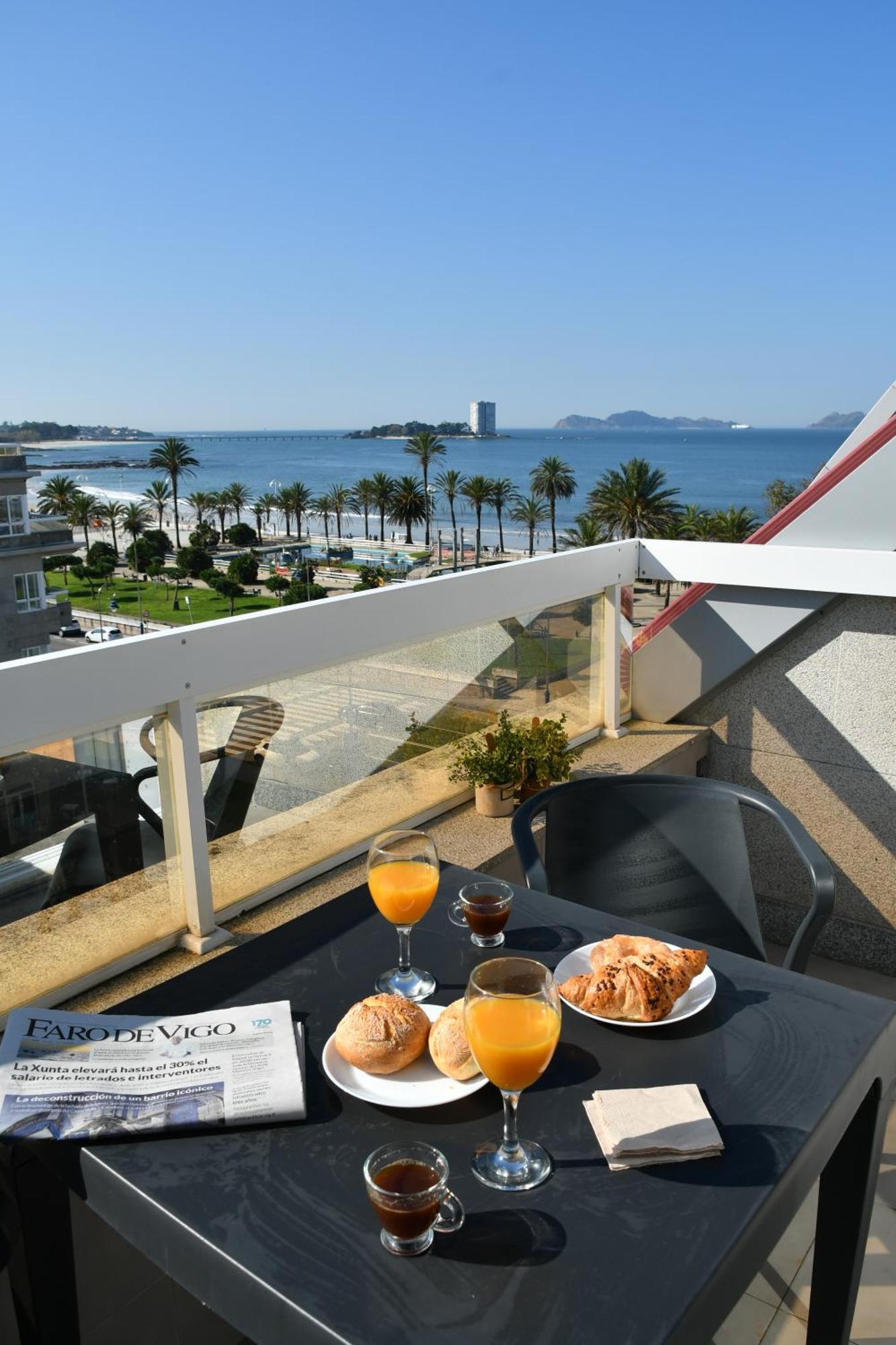 Primera Linea De Playa Samil Costa Con Garaje Incluido Vigo Exterior photo