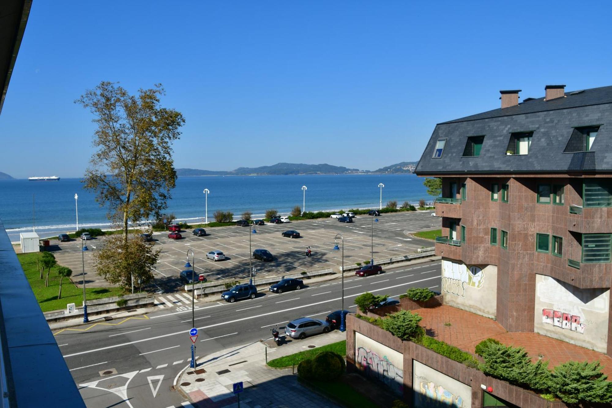 Primera Linea De Playa Samil Costa Con Garaje Incluido Vigo Exterior photo